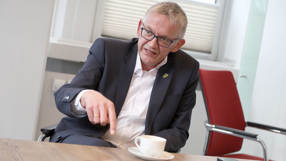 Landrat Olaf Meinen beim Interview im Auricher Kreishaus.Foto: Romuald Banik