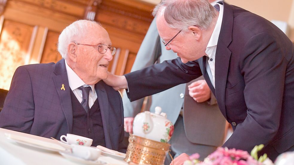 Der Holocaustüberlebende Albrecht Weinberg (links) feiert heute seinen 100. Geburtstag. Das Bild zeigt ihn mit Niedersachsens Ministerpräsident Stephan Weil. Foto: Ortgies