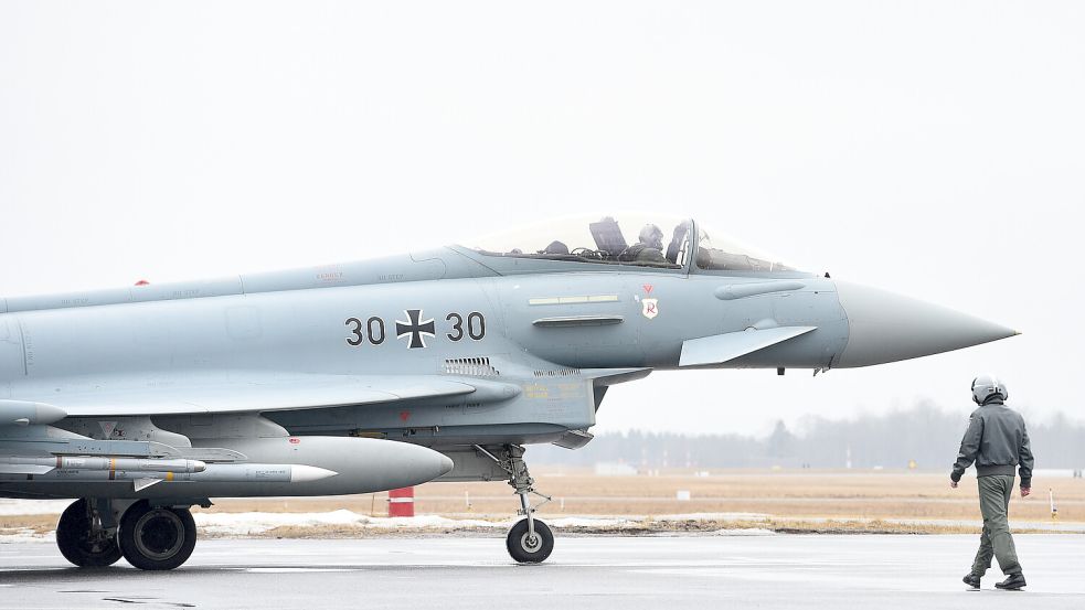 Nach einem Probealarm startet ein Eurofighter.) Symbolfoto: Rainer Jensen/dpa