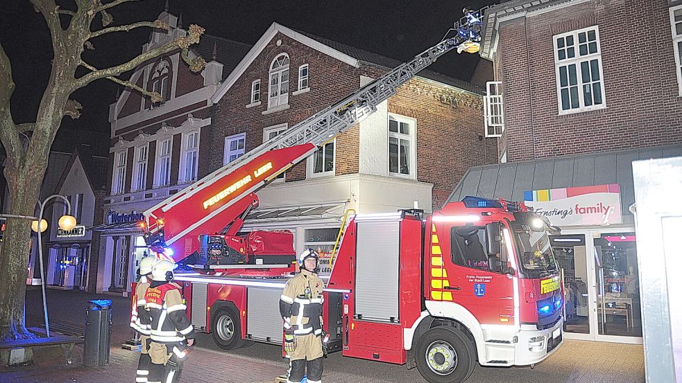 Die Feuerwehr war am Donnerstagabend in der Mühlenstraße in Leer im Einsatz. Foto: Wolters