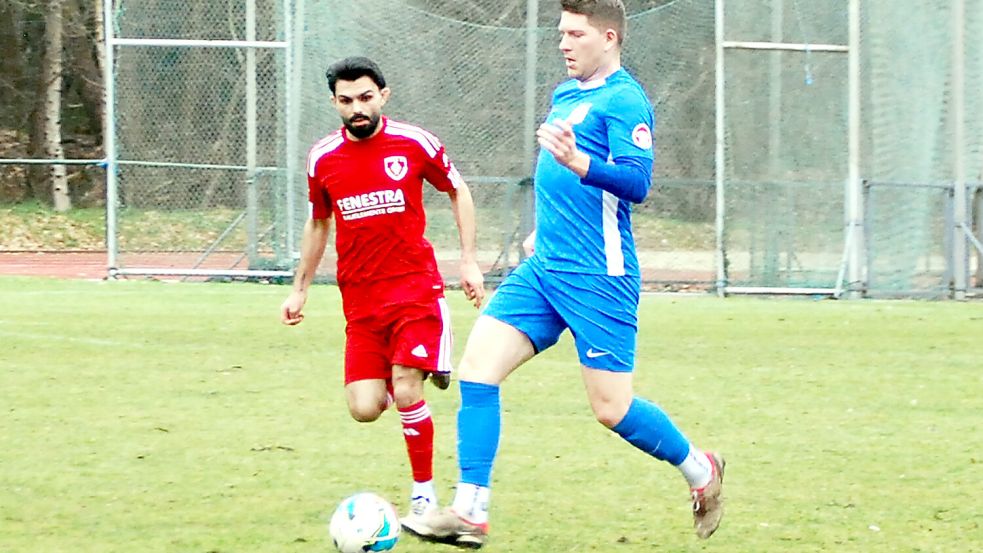 BW Papenburg (am Ball Niklas Papen im Test gegen Westrhauderfehn) will die guten Eindrücke aus der Vorbereitung gegen GW Mühlen bestätigen. Foto: Reemts