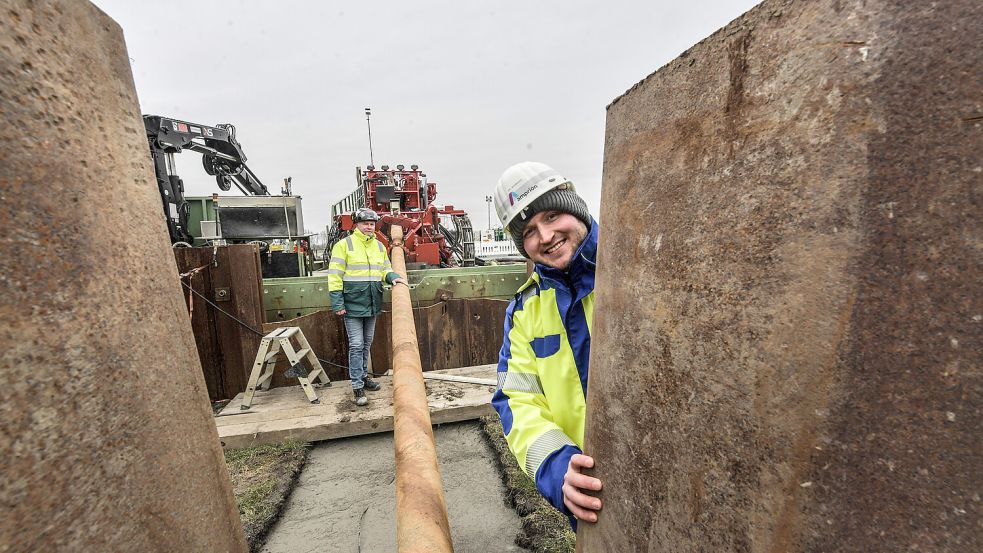 Die Bohr-Anlage, das ist das rote Gerät im Hintergrund, hat eine Zug- und Druckkraft von 250 Tonnen. Fotos: Ortgies