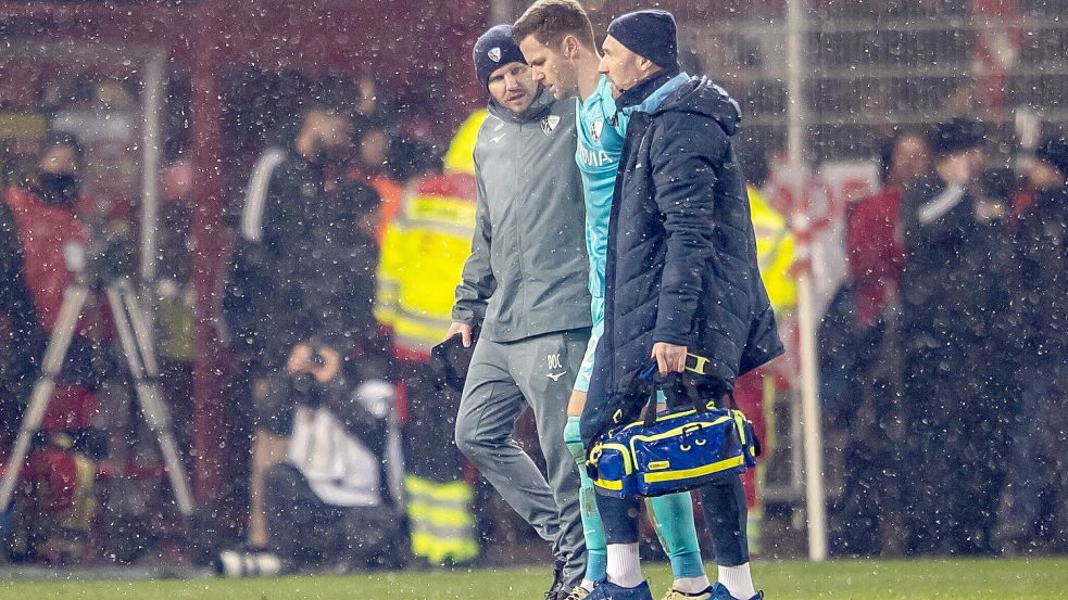 Der Feuerzeugwurf auf den Bochumer Torhüter Patrick Drewes ist der Aufreger der laufenden Bundesliga-Saison. Foto: dpa/Andreas Gora