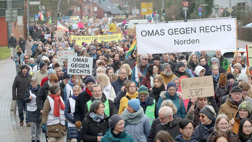 Bei der Demo am 31. Januar in Aurich gehörten die „Omas“ zu den Organisatoren. Foto: Romuald Banik