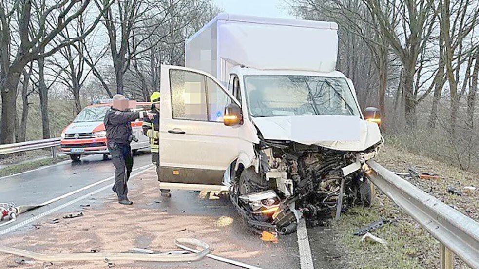 Mit diesem Kleinlaster (Foto) war der Angeklagte am 20. Dezember 2023 auf der Bundesstraße 70 bei Papenburg frontal mit einem Auto zusammengestoßen. Jetzt gab es ein Urteil. Archivfoto: Feuerwehr Papenburg.