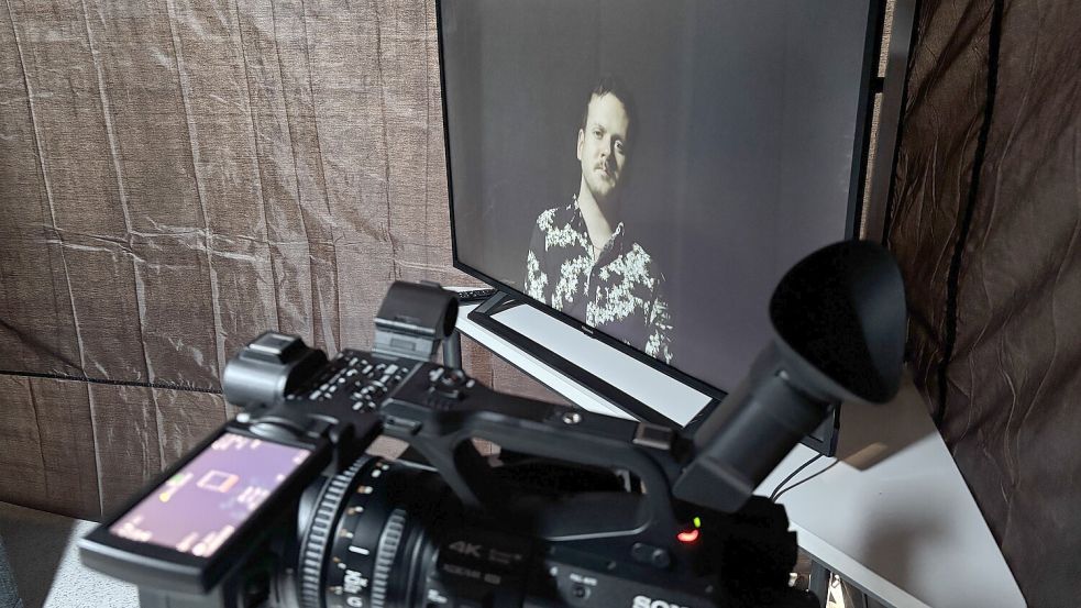 Jannik Janßen vom Medienzentrum sitzt in einer der Stationen für die Auricher Filmklappe. Foto: Lasse Paulsen