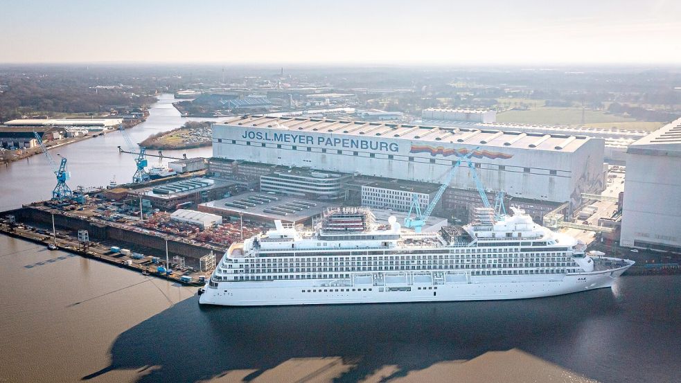 Die Meyer Werft in Papenburg baut Kreuzfahrtschiffe, geriet 2024 aber in eine schwere Krise. Foto: Sina Schuldt/dpa