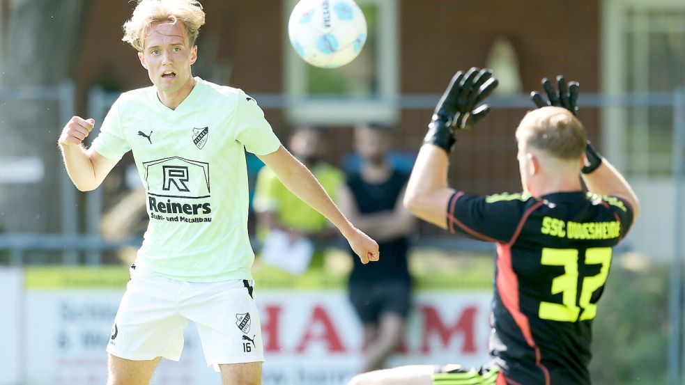 Tristan Darsow (links) ist mit acht Treffern zusammen mit Manuel Suda Firrels bester Torschütze. Nun wartet ein sehr defensivstarker Gegner auf die Grün-Weißen und den flotten Offensivspieler. Foto: Doden/Emden