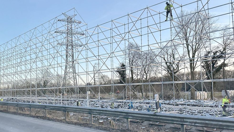 Die Firma Tennet hat zwischen Neuenkruge und Bad Zwischenahn bereits eine Gitterwand aufgebaut. Foto: Privat/Archiv