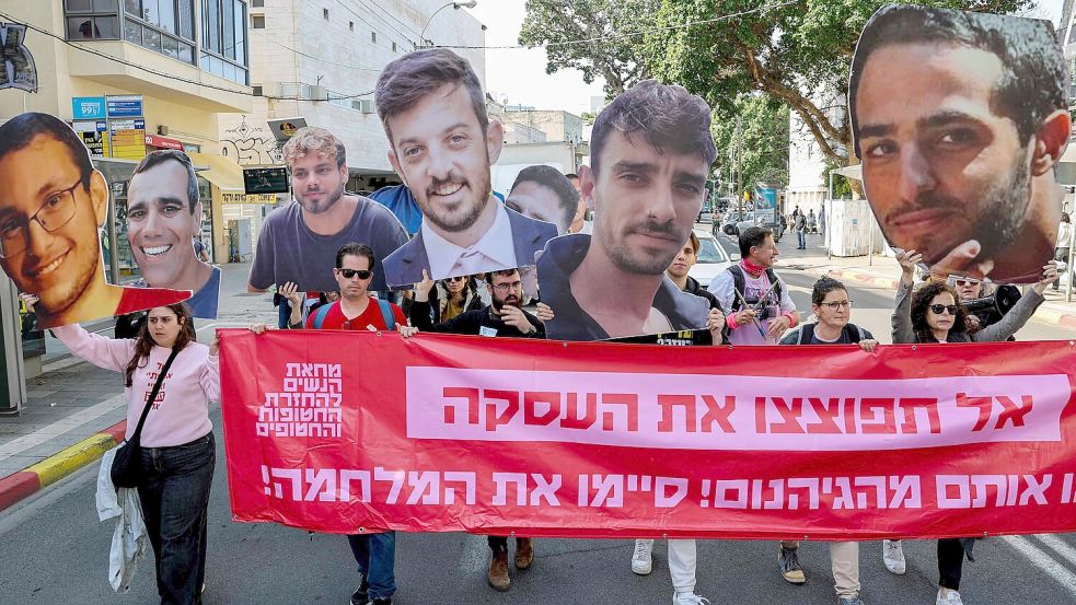 Proteste in Tel Aviv für die Freilassung der verbliebenen Geiseln. Das Weiße Haus hat sich in die Verhandlungen eingemischt. Foto: AFP/JACK GUEZ
