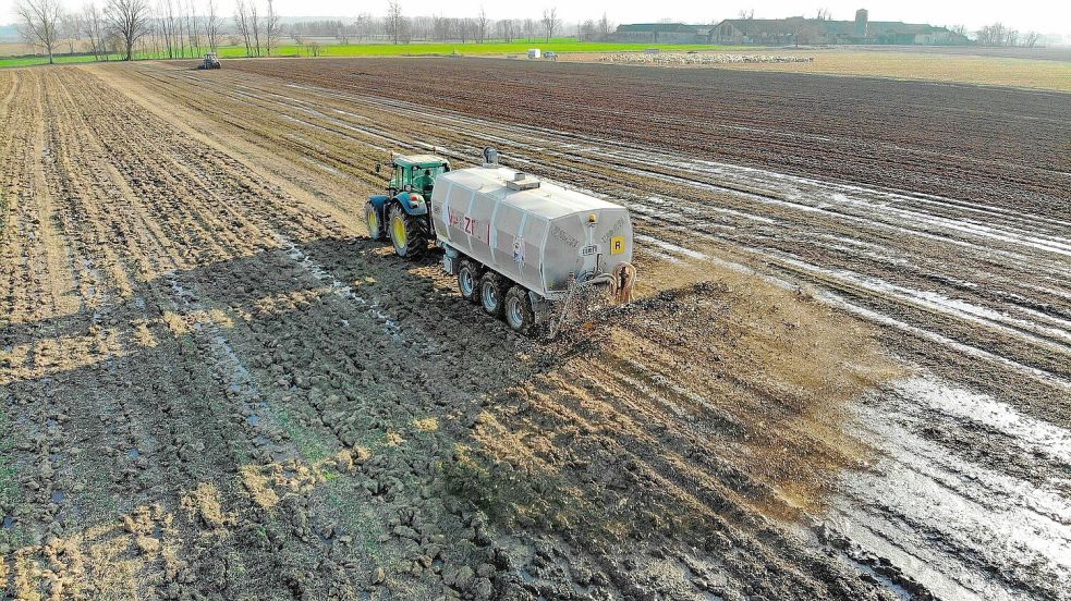 Ein Feld wird gedüngt. „Wir haben eine gläserne Düngeaufzeichnung und können auch anhand von Bodenproben nachweisen, dass keine Überdüngung stattfindet“, sagt Landwirt Hero Schulte. Foto: Pixabay