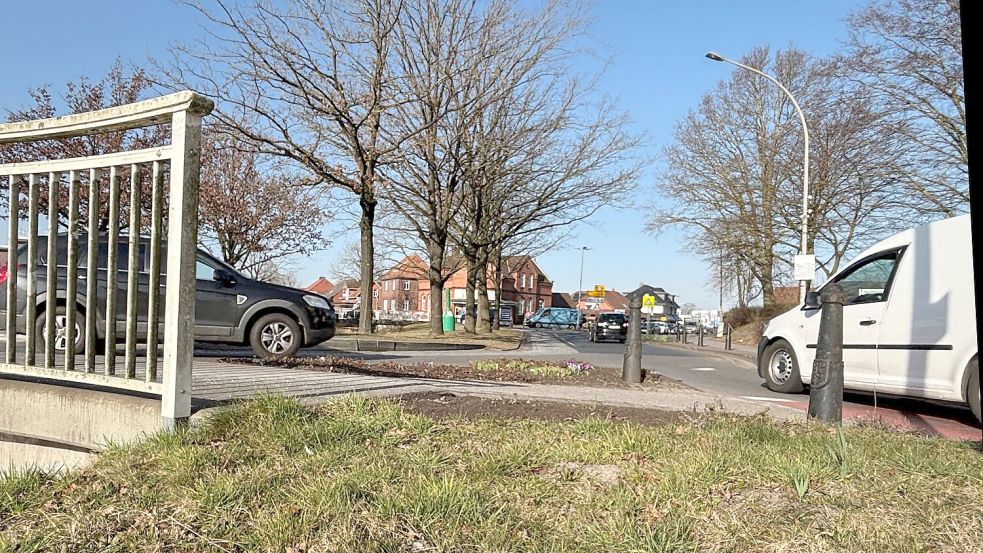 An dieser Stelle beim Kreisel am Untenende in Rhauderfehn passierte am Mittwoch der Unfall. Foto: Zein