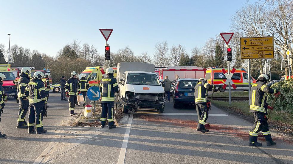 Eine Autofahrerin war bei Rotlicht über eine Ampelkreuzung gefahren und hatte einen Kleintransporter gerammt. Foto: Finn Feldmann