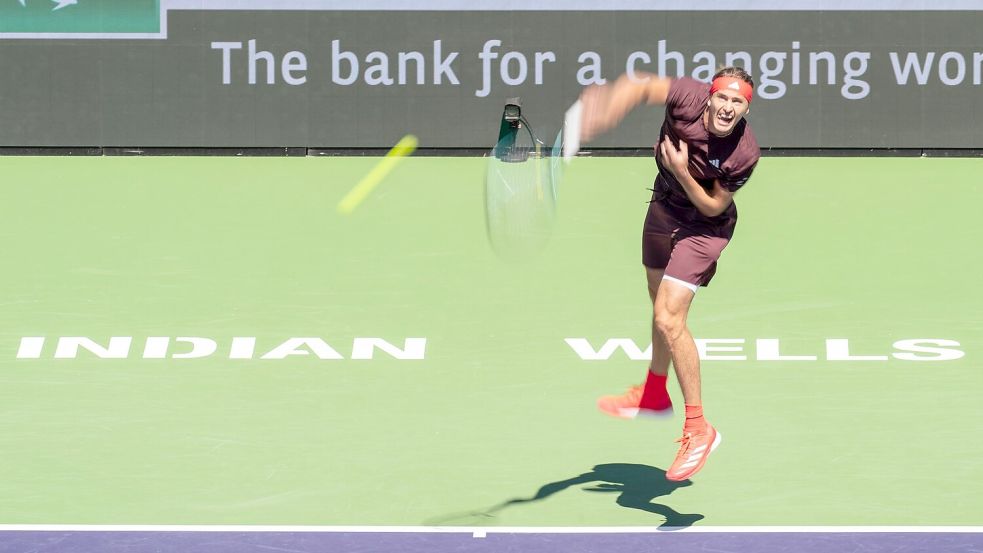 Mit seinem Aufschlagspiel ist Zverev nicht zufrieden. Foto: Maximilian Haupt/dpa