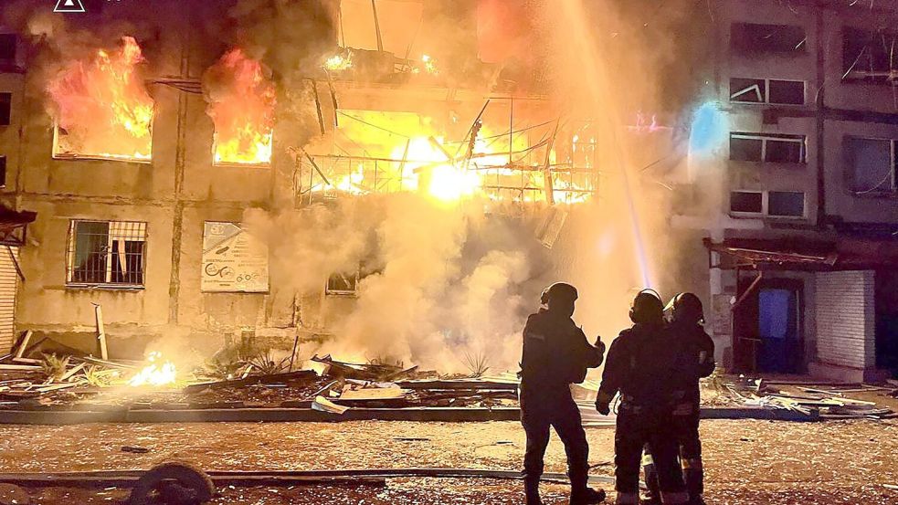 Bei neuen russischen Luftangriffe auf die Bergbaustadt Dobropillja starben viele Menschen. Foto: Ukrainian Emergency Service/AP/dpa