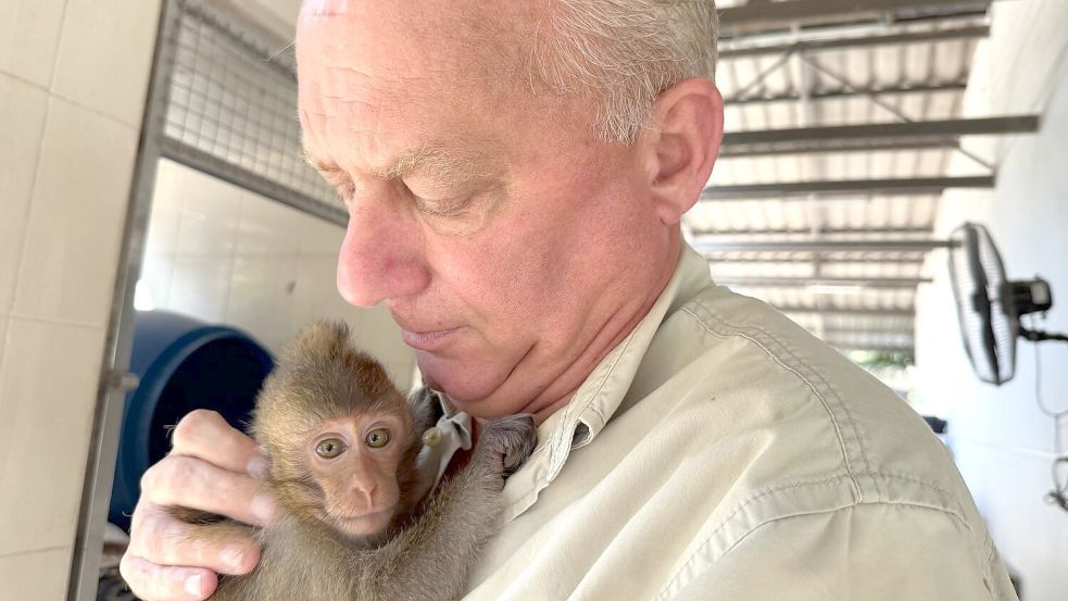WFFT-Gründer Edwin Wiek kümmert sich liebevoll um ein verletztes Äffchen im Wildlife Hospital. Foto: Carola Frentzen/dpa