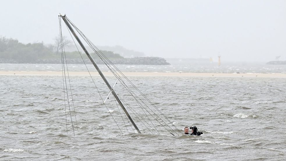 Bis zu neun Meter hoch türmten sich die vom Wirbelsturm aufgepeitschten Wellen. Dabei sank auch diese Jacht. Foto: Dave Hunt/AAP/dpa