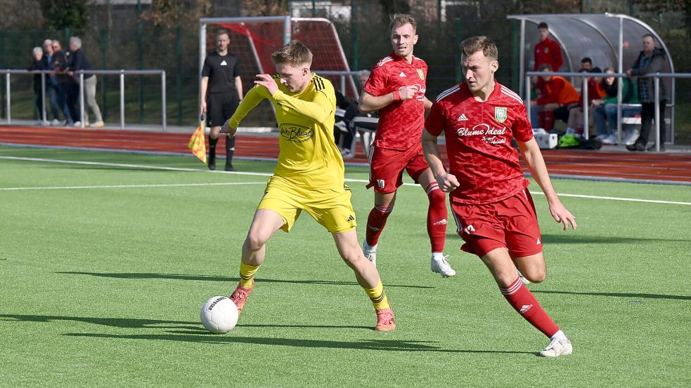 Die Pewsumer Daniel Müller (rechts) und Carsten Weyers (Mitte), der in der 29. Minute zum 2:0 traf, setzen hier zum Angriff an. Foto: Steenhoff