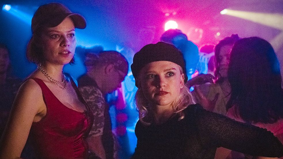 Frei sein, high sein. Gina Grabitz (Emma Bading, links) und Meike Bennis (Sinje Irslinger) gehen voll auf in der Szene. Die Techno-Partys der 1990er Jahre im Funkturm sind ihr Zuhause. „Tatort: Colonius“ am Sonntag, 09. März um 20.15 Uhr im Ersten und in der ARD Mediathek. Foto: WDR Kommunikation/Redaktion Bild
