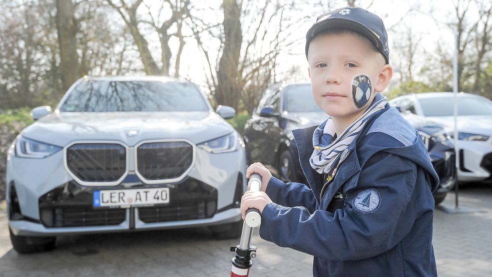 Der fünfjährige Till ist total autobegeistert. Er schaute sich am Autotag all die Fahrzeuge an, die er gerne mal fahren möchte. Foto: Stephan Friedrichs
