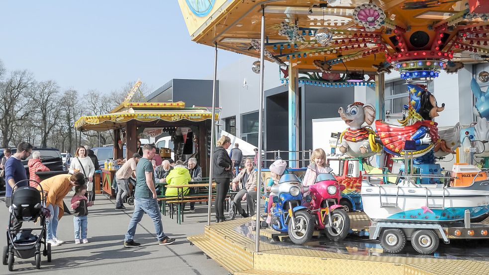 Vor dem Autohaus Senger tummelten sich die Menschen. Ein Karussell ließ bei den Kindern gute Laune aufkommen. Foto: Stephan Friedrichs
