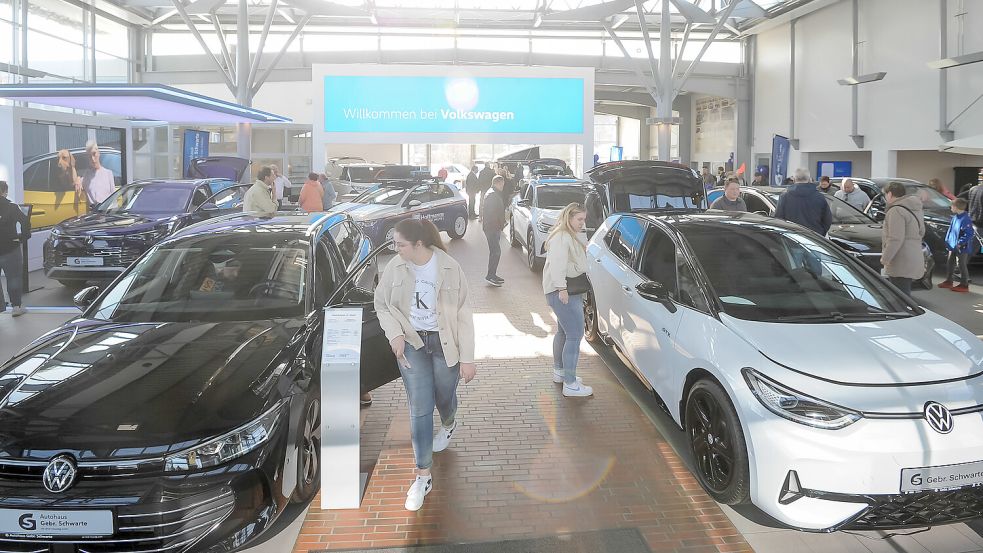 Im Autohaus Schwarte schauten die Besucher sich die neuen VW-Modelle an. Foto: Stephan Friedrichs