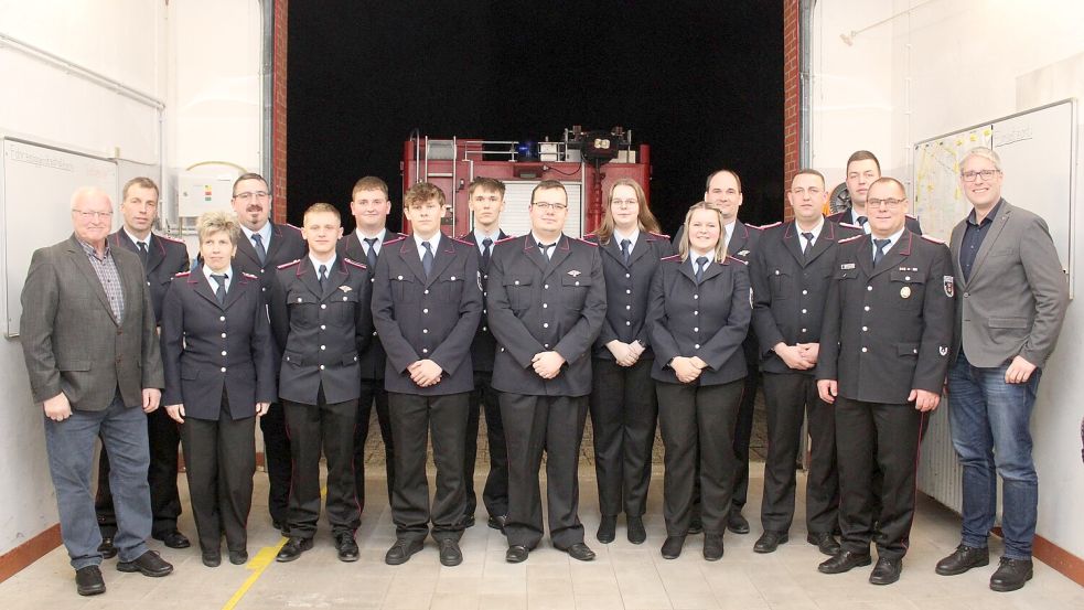 Holthuser Feuerwehrleute und ihre Gäste auf der Jahreshauptversammlung (von links): Ortsvorsteher Gerrit Dreesmann, Jens Kaput, Ines Yzer, Andreas Groen, Oliver Jans, Hauke Muising, Justin Schröder, Angelo Dijks, Patrick Groen, Nicole Groen, Janna Schmehl, Rainer Junker, Stefan Siemens, Thomas Müller, Stadtbrandmeister Jörg Fisser und Weeners Bürgermeister Heiko Abbas. Foto: privat