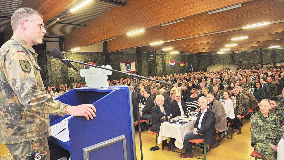 Kommandeur Dr. Kai-Siegfried Schlolaut begrüßte mehr als 1000 Gäste zum Grünkohlessen. Foto: Wolters