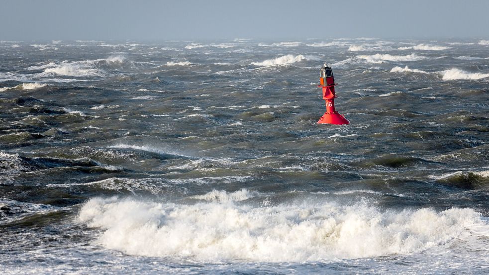 Raue See ist an der Nordseeküste keine Seltenheit: Doch neue Forschungsergebnisse zeigen, vor Norderney drohen unerwartet hohe Extremwellen. Foto: IMAGO/Priller&Maug/Janis Meyer
