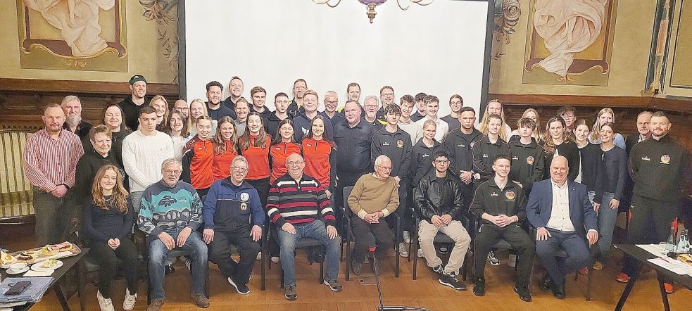 Jede Menge sportlicher Erfolge gab es in der vergangenen Woche in Leer zu feiern. Mannschaften und Einzelkämpfer wurden ausgezeichnet. Fotos: Wolters