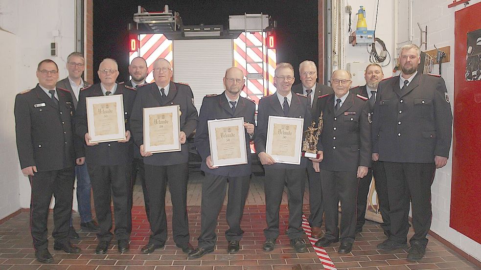 Feuerwehrleute, Gäste und Geehrte auf der Jahreshauptversammlung der Feuerwehr Stapelmoor (von links): Stadtbrandmeister Jörg Fisser, Bürgermeister Heiko Abbas, Willem Molanus, stellvertretender Stadtbrandmeister Steffen Voß, Enno Nagel, Hermann Woldenga, Sander Sanders, Ortsvorsteher Bernhard Siemons, Ehrenortsbrandmeister Bernhard Groenewold, stellvertretender Ortsbrandmeister Siegfried Buttjes und Ortsbrandmeister Thorsten Duismann. Foto: privat