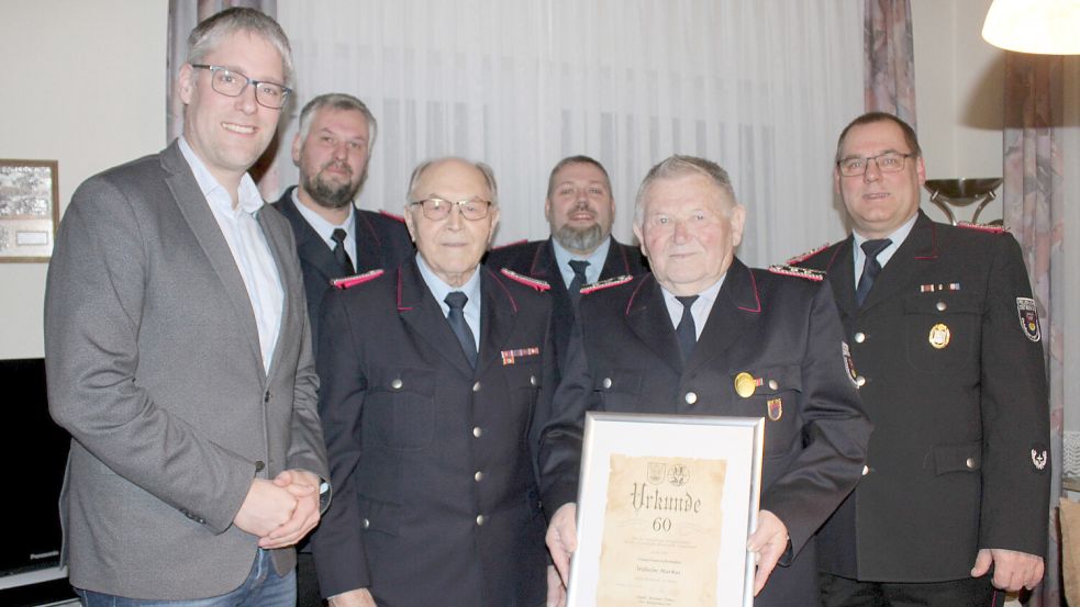 Wilhelm Markus präsentiert die Urkunde, die er für 60 Jahre Treue erhalten hat. Foto: privat
