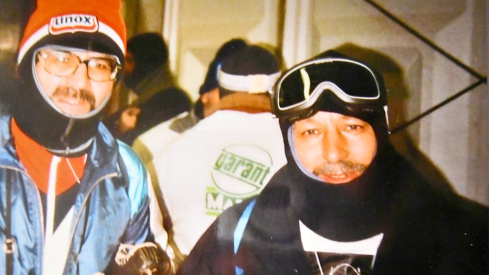 Im Jahr 1997 nahm Helmut Kroon (rechts) an der Seite seines Freundes Erhard Brüchert an der letzten Elfstedentocht teil. Repro: Ullrich