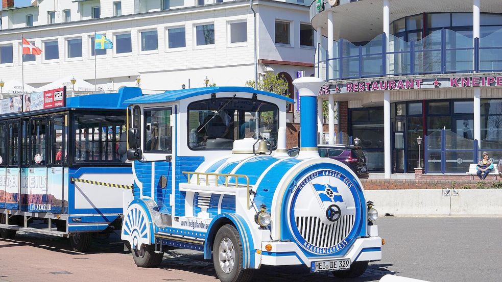 Über eine solche Bimmelbahn, hier im Nordseeort Büsum, wird gerade auch in Greetsiel gesprochen. Symbolfoto: Pixabay