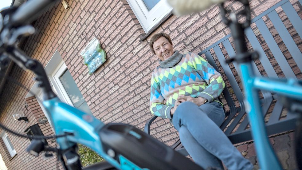 Mit den Landfrauen Stapelmoor kommt Karin Blech herum: Ihr machen die Fahrradfahrten in der Gruppe sehr viel Spaß. Foto: Ortgies