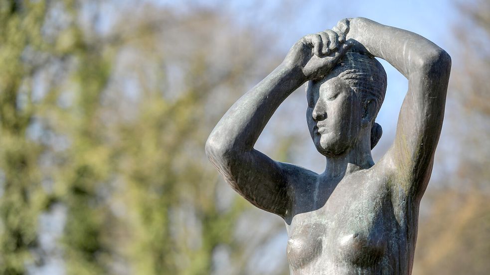 Die Skulptur „Maja“ vor der Kunsthalle wurde 1942 von Gerhard Marcks geschaffen. Dafür stand seine Tochter Ute Modell. Ihr Körper wurde aber nicht 1:1 wiedergegeben, sondern noch idealisiert, also verbessert. Foto: Ortgies