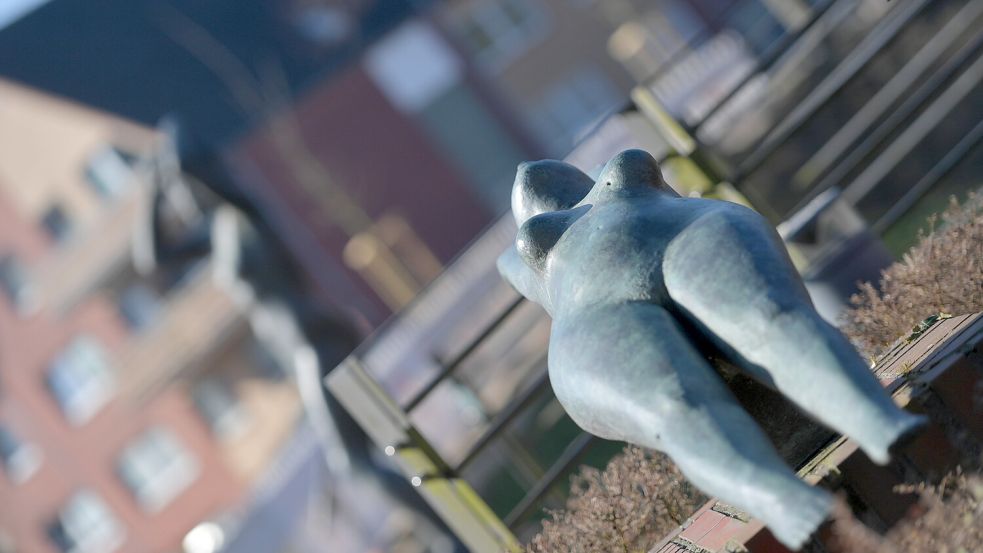 Die Skulptur „Artistin“ vor der Kunsthalle Emden. Foto: Ortgies