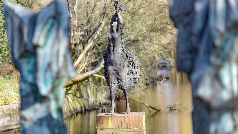 Insgesamt stehen drei Abbildungen von nackten Frauen auf der Hahn‘schen Insel vor der Kunsthalle. Foto: Ortgies