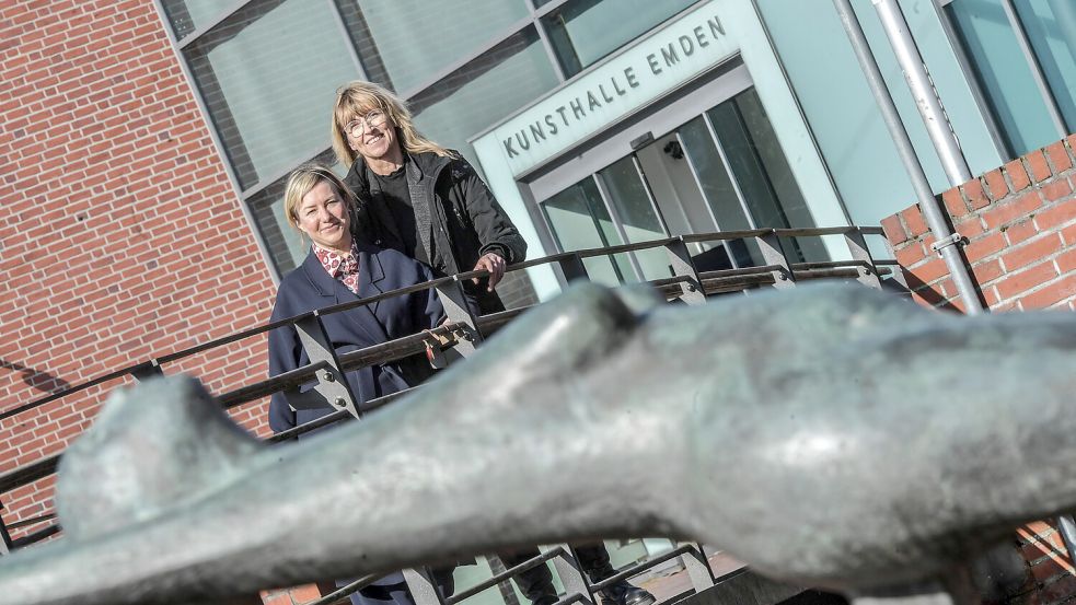 Kristin Schrader (links) und Ilka Erdwiens von der Kunsthalle Emden sprachen mit dieser Zeitung über Darstellungen von nackten Frauen in der Kunst. Foto: Ortgies