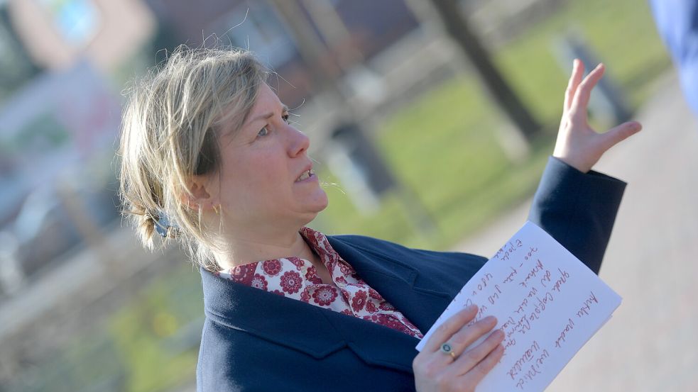 Kristin Schrader ist Kuratorin bei der Kunsthalle Emden und erklärt, warum auf der Hahn‘schen Insel nur Abbildungen von nackten Frauen und abstrakte Kunst stehen. Foto: Ortgies