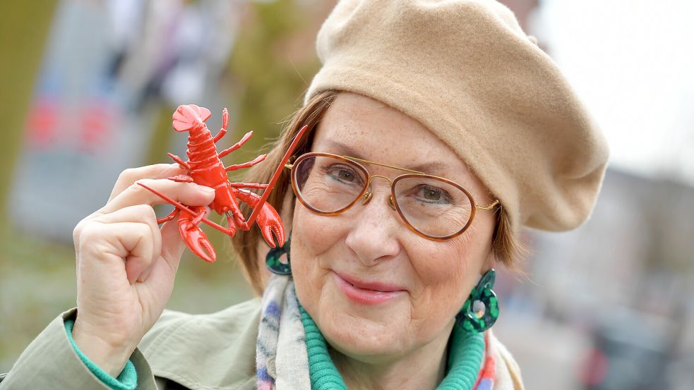 Der Plastikhummer symbolisiert den Titel des ersten Romans von Gabriele Boschbach. Foto: Ortgies