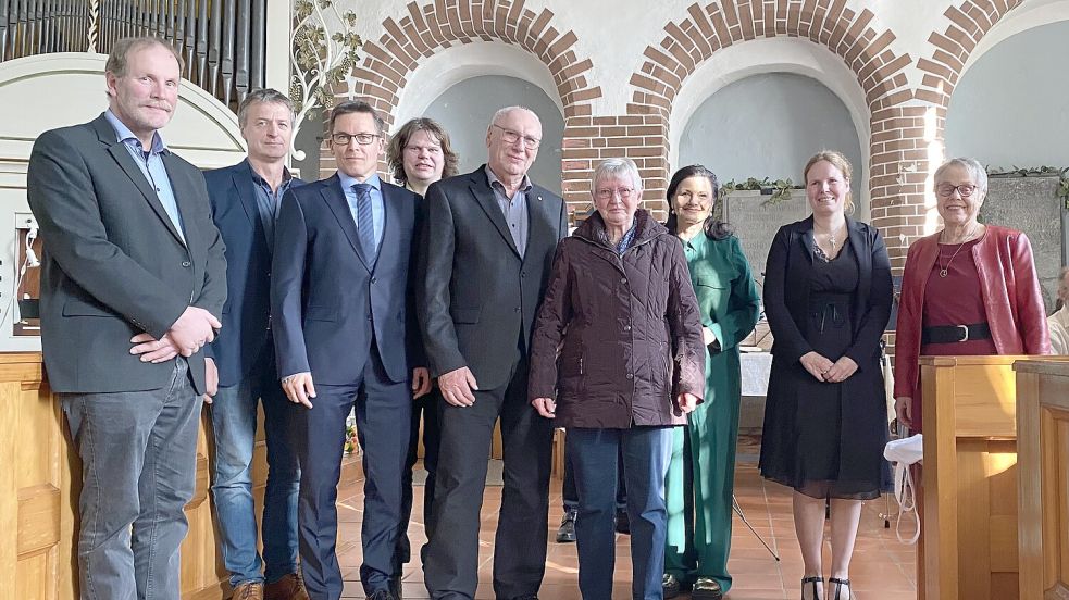 Über die Verleihung des ersten Ancumanus-Preises in Tergast freuen sich (von links): die Jury-Mitglieder Fokko Böden, Lambert Tergast, Michael Weber und Holger Steen, Preisträger Heinz-Werner Ripke und Ehefrau Regine Ripke, Schirmherrin Gitta Connemann sowie die Jury-Mitglieder Bettina Steen-Gadau (Vorsitzende) und Else Martens. Foto: privat