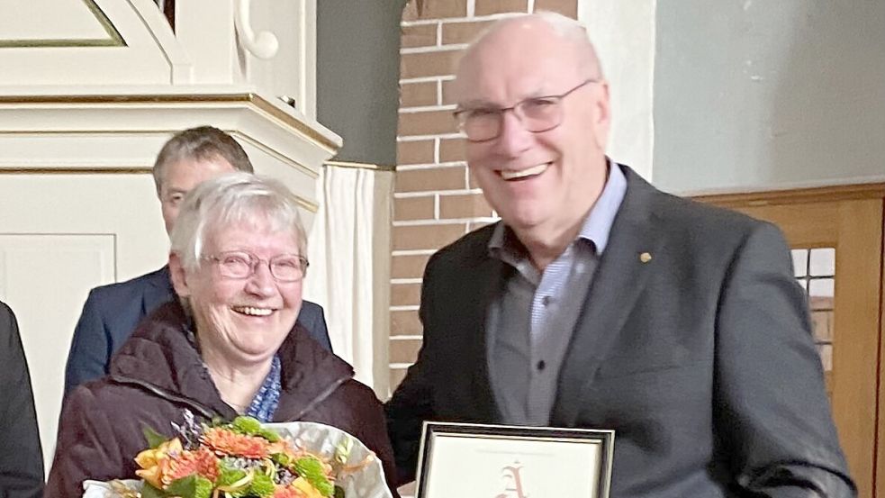 Blumen für die Dame, eine Urkunde für den Herrn. Regine und Heinz-Werner Ripke freuen sich über den Ancumanus-Preis. Foto: privat