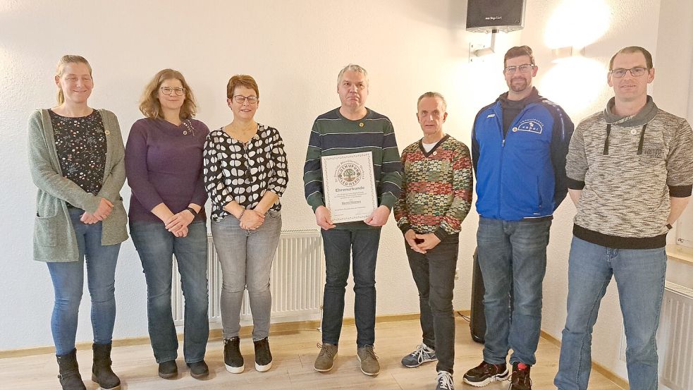 Karin Rahmann (von links), Petra Aden, Marion Weber, Horst Heeren, Henry Aden, Christian Aden und Michael Meints wurden für ihre Treue zum Verein geehrt. Foto: privat