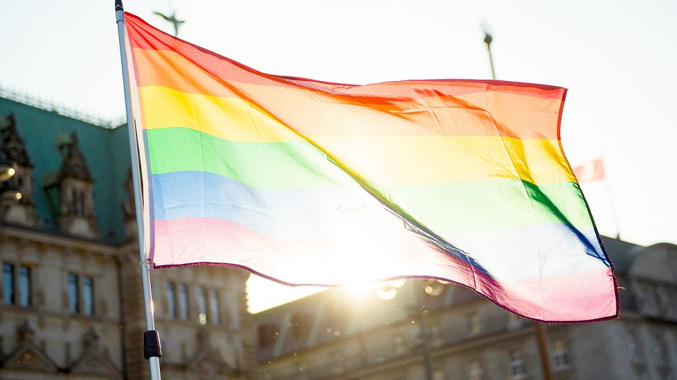 Mit Äußerungen zur Regenbogenflagge sorgte eine AfD-Abgeordnete für ein Ermittlungsverfahren. Foto: dpa/ Gregor Fischer