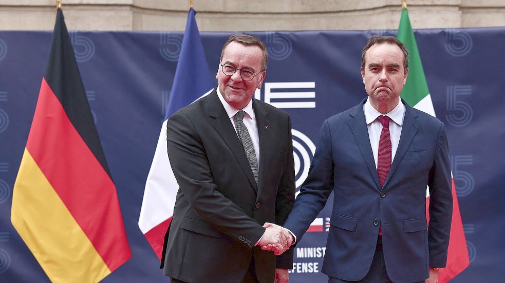 Der deutsche Verteidigungsminister Boris Pistorius (SPD) begrüßt den französischen Verteidigungsminister Sebastien Lecornu in Paris. Foto: dpa/Thibaud Moritz