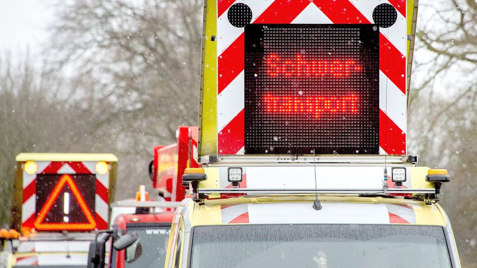 Die Aufschrift „Schwertransport“ steht auf der Anzeigetafel eines Begleitfahrzeugs: Insbesondere der Transport von Rotorblättern für Windkraftanlagen wird immer häufiger zum Problem, weil die Rotorenblätter immer länger werden und viele Straßen zu schmal sind. Foto: Hauke-Christian Dittrich/dpa