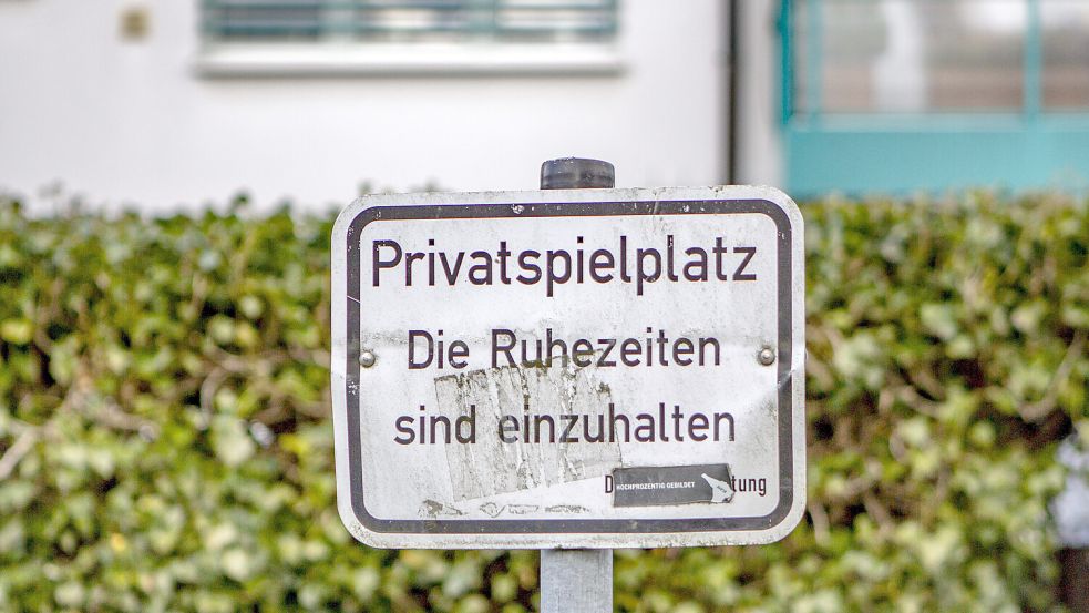 Besonders in den wärmeren Monaten kann es auf Spielplätzen auch mal lauter zur Sache gehen. Foto: IMAGO/Manngold