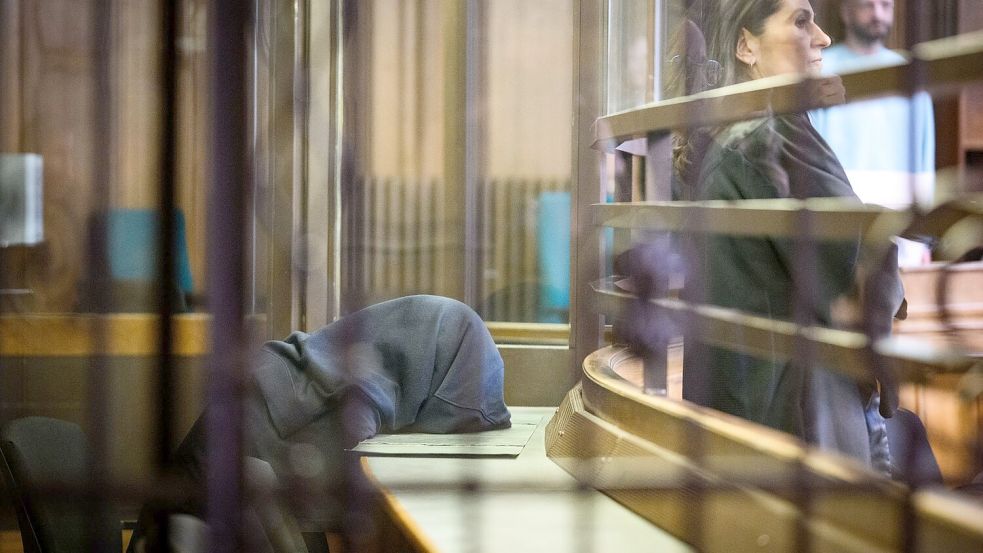 Ein 37-Jähriger soll seine Partnerin und die gemeinsamen Töchter auf grausame Weise getötet haben. Foto: Bernd von Jutrczenka/dpa