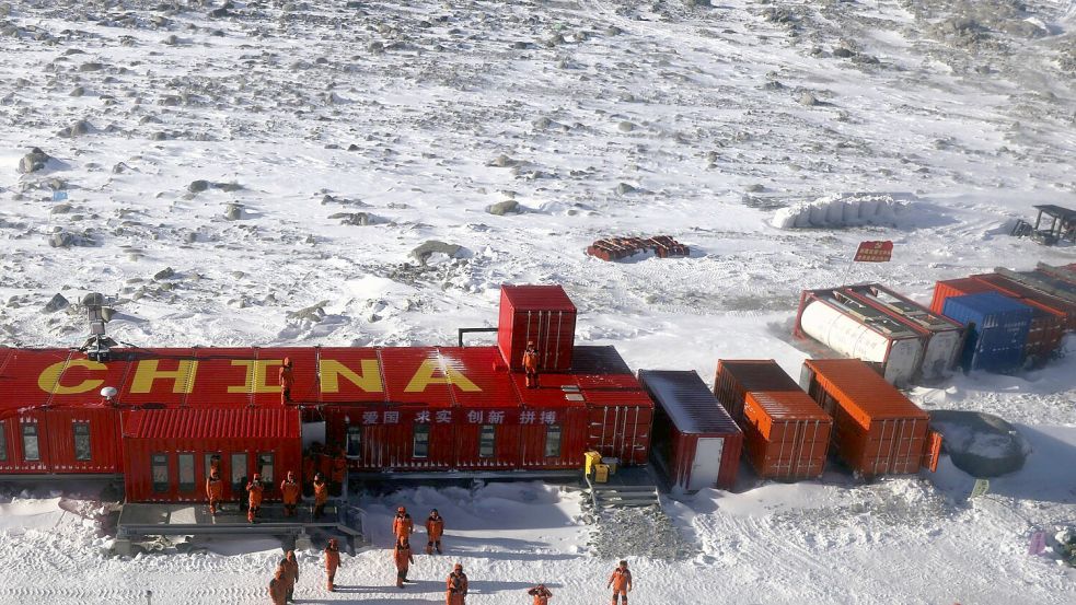 Provisorische Gebäude vor dem Bau der fünften chinesischen Forschungsstation in der Antarktis auf Inexpressible Island. Nun soll die sechste Station folgen. Foto: IMAGO/Bai Guolong